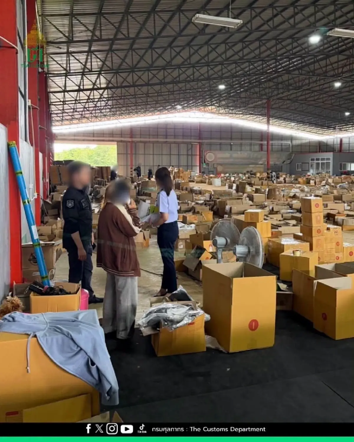 เจ้าหน้าที่ลุยเช็กบิลยึดสินค้าแบรนด์ปลอมแน่นคลัง มูลค่าทะลุ 238 ล้าน