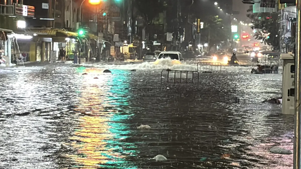 พัทยาอ่วม! ฝนตกหนักน้ำท่วมสูงกว่า 1 เมตร ขยะ-รถลอยเกลื่อน