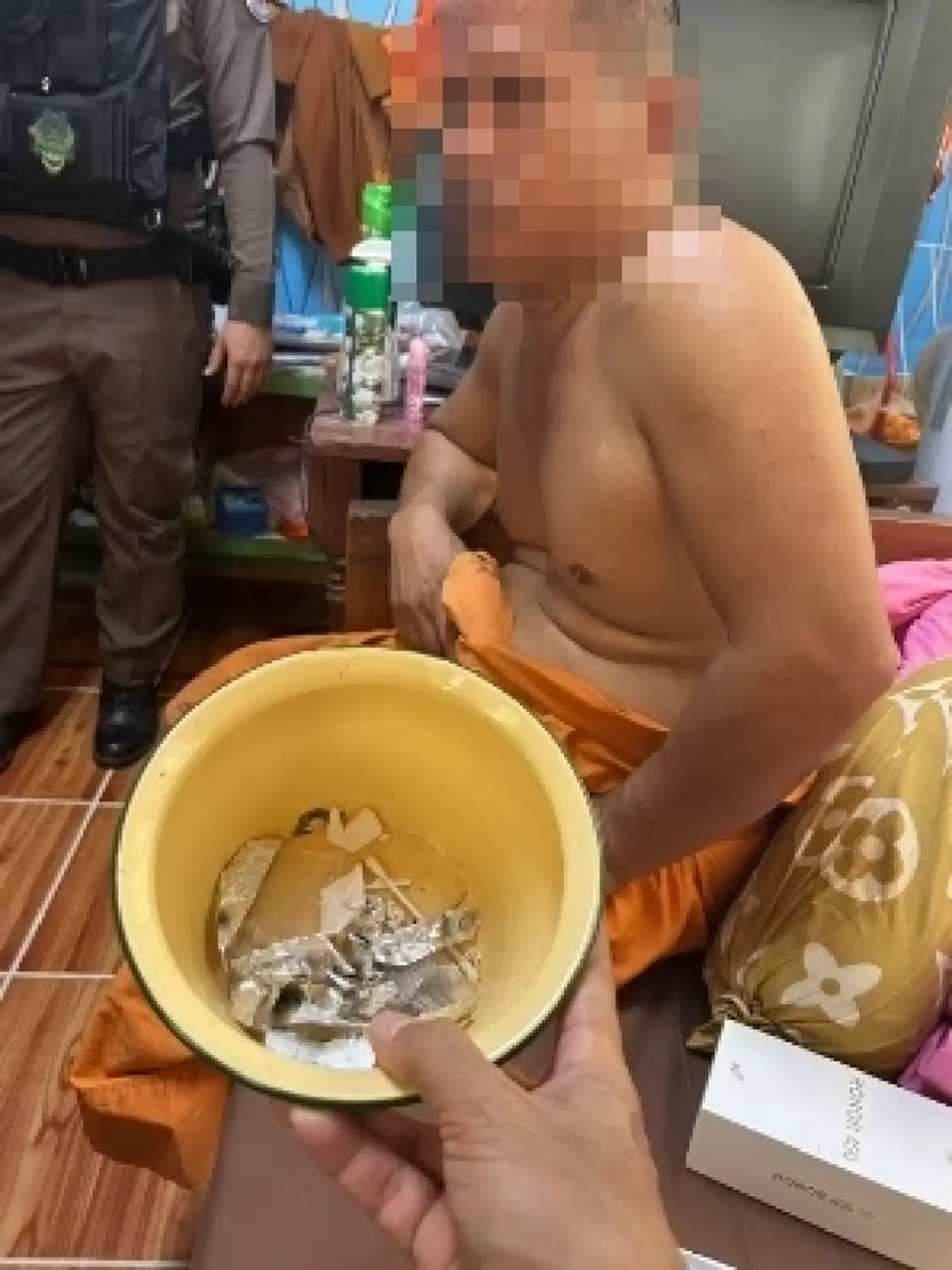 โป๊ะแตก! เจ้าอาวาสปากแข็ง "ตรวจยังไงก็ไม่เจอ" สุดท้ายฉี่ม่วง