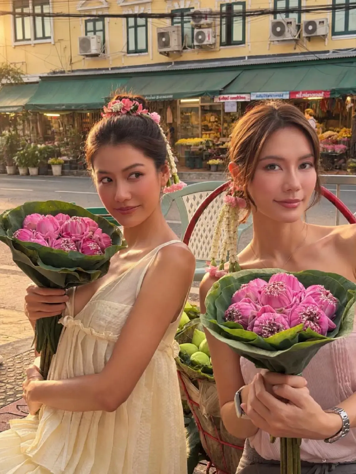 นาทีนี้ต้องลอง  วัยรุ่นแห่เช็คอินสะพานพุทธ ทำพวงมาลัยเกล้าผม
