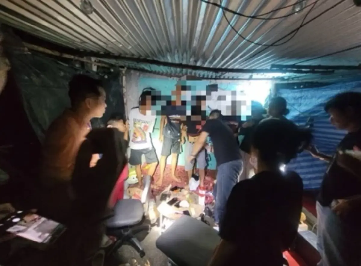 ตร. สนธิกำลังปูพรม 2 จุดเสี่ยงกลางดึก ล็อกตัววัยรุ่น 32 คน ทำประวัติเข้ม