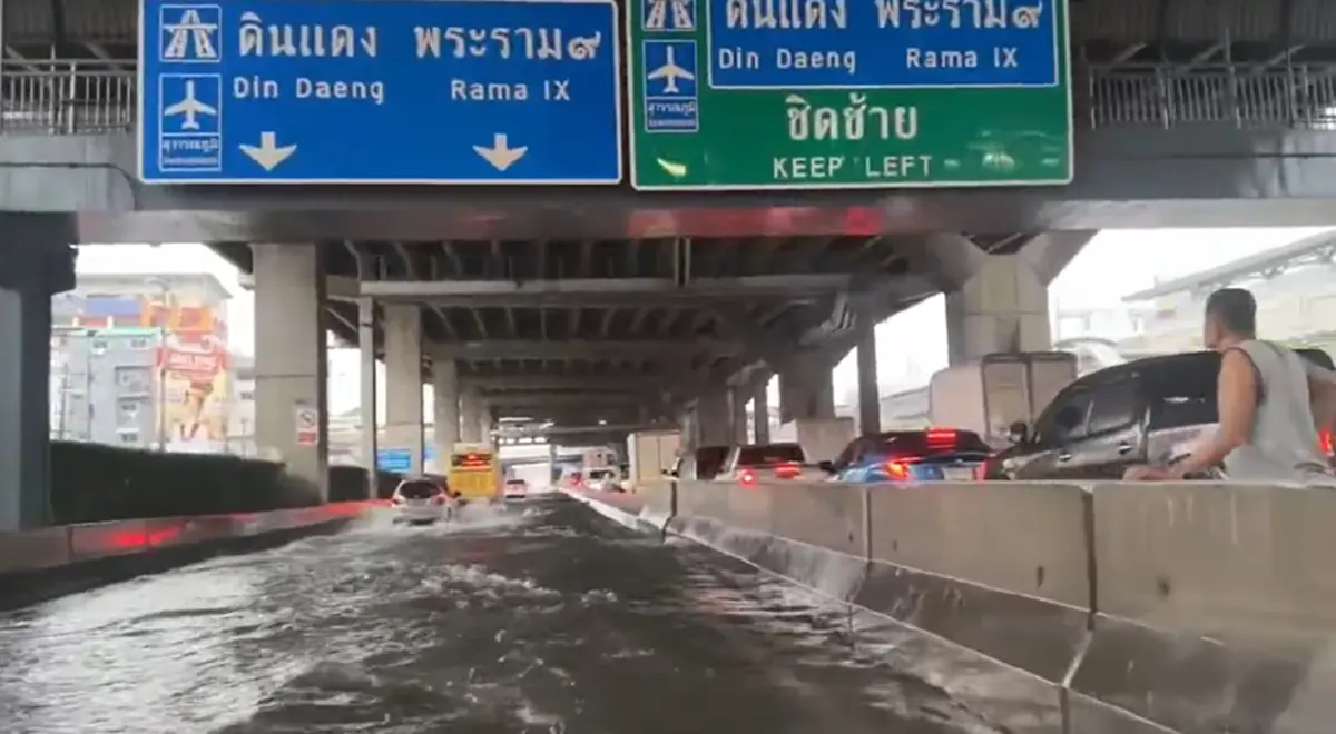 คนกรุงฯต้องรอด แห่ตุนเสบียง สู้ฝนถล่มหนัก น้ำท่วมอ่วม