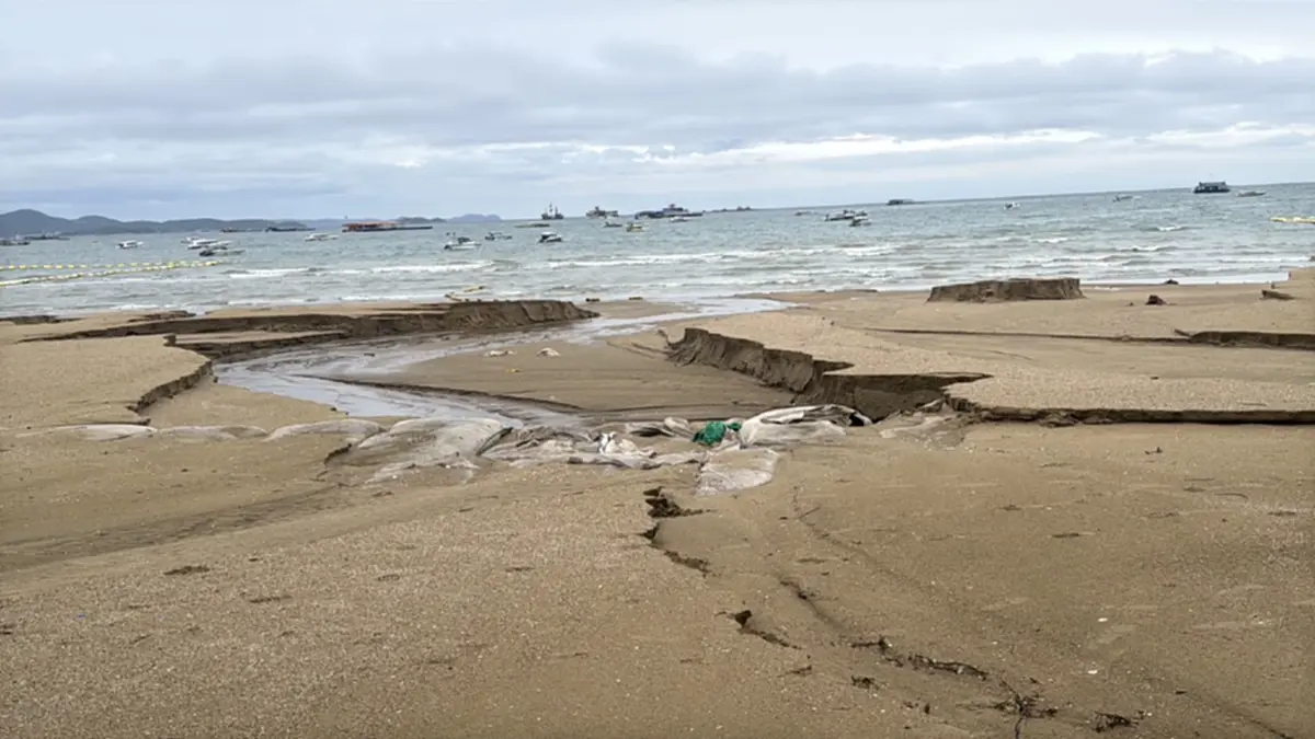 พัทยาน่วม! ฝนถล่มนานนับ 5 ชม. น้ำเซาะชายหาดพังลึก 2 เมตร