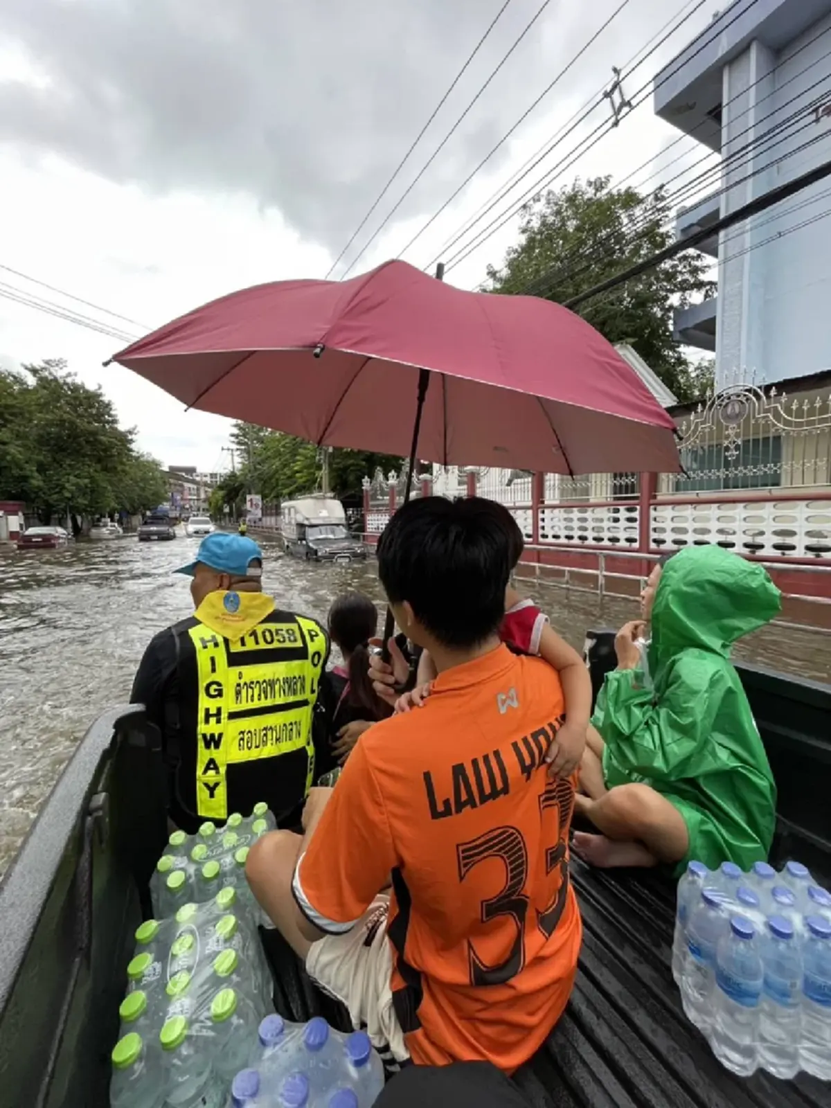 ตำรวจทางหลวงลุยน้ำท่วม นำกำลังลุยพื้นที่มอบของอุปโภคบริโภค