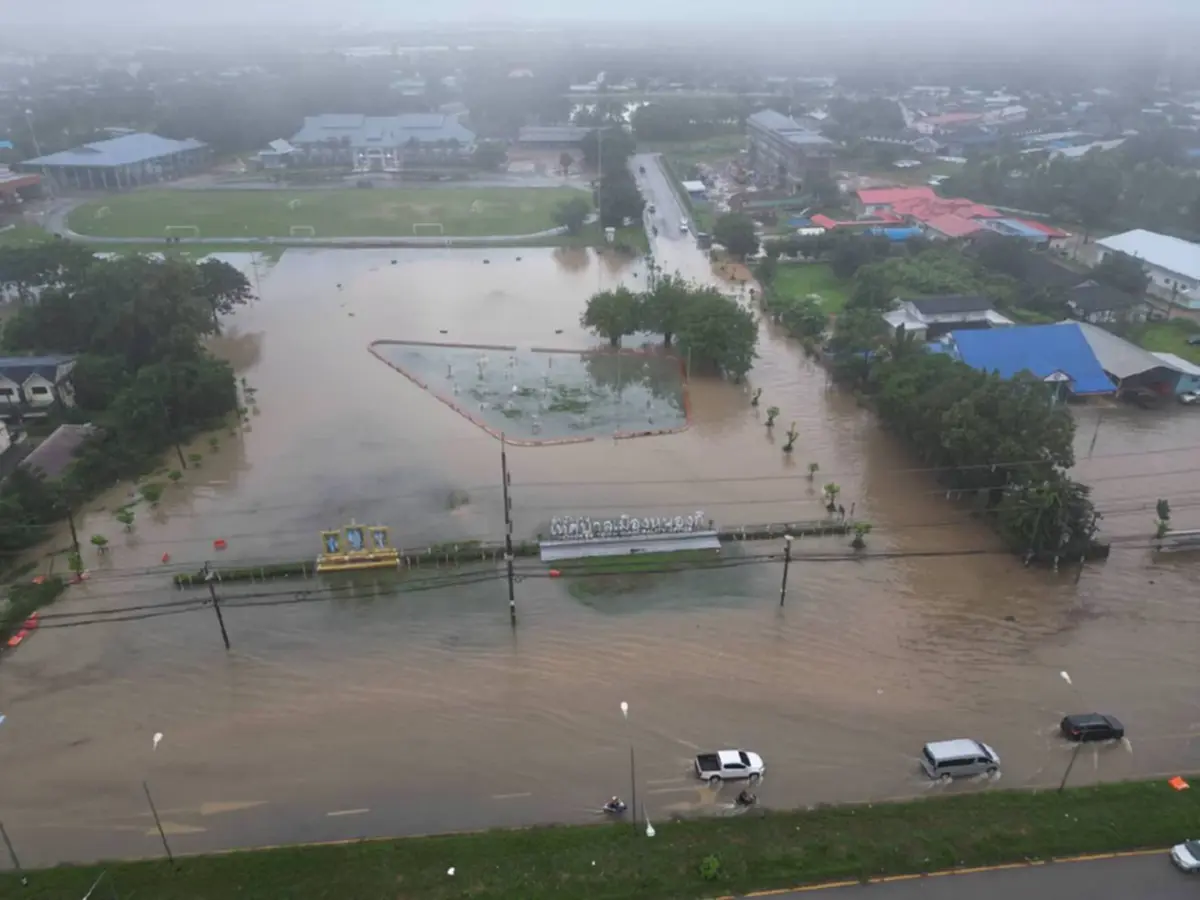 จราจรอัมพาต ฝนตกหนักท่วมถนนสาย 304 กบินทร์บุรี