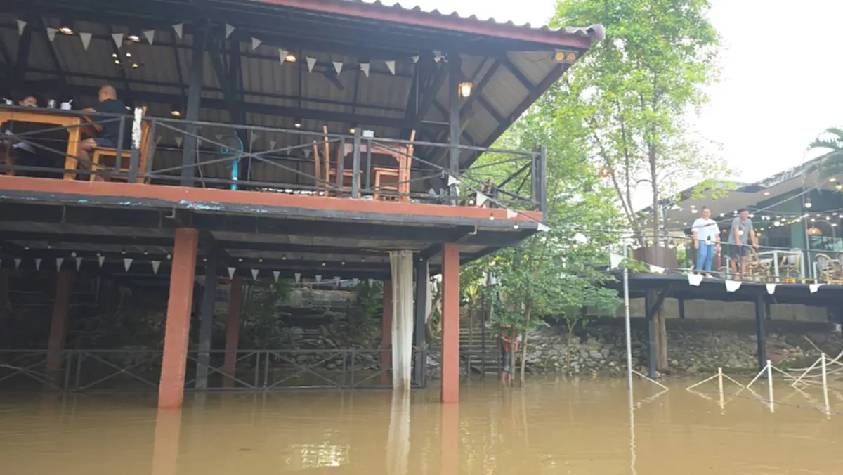 สระแก้วเฝ้าระวัง คลองพระสะทึง ชาวบ้านเร่งยกของรับมือน้ำท่วม