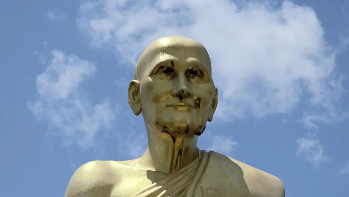 ผึ้งป่าทำรังเต็มใบหน้า-ลำตัว หลวงปู่ดู่ใหญ่ที่สุดในล้านนา