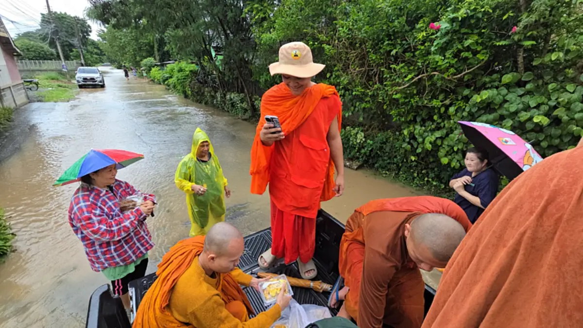 พระไม่ทิ้งโยม! วัดคลองเดื่อ ปากช่อง ลุยน้ำแจกถุงยังชีพ
