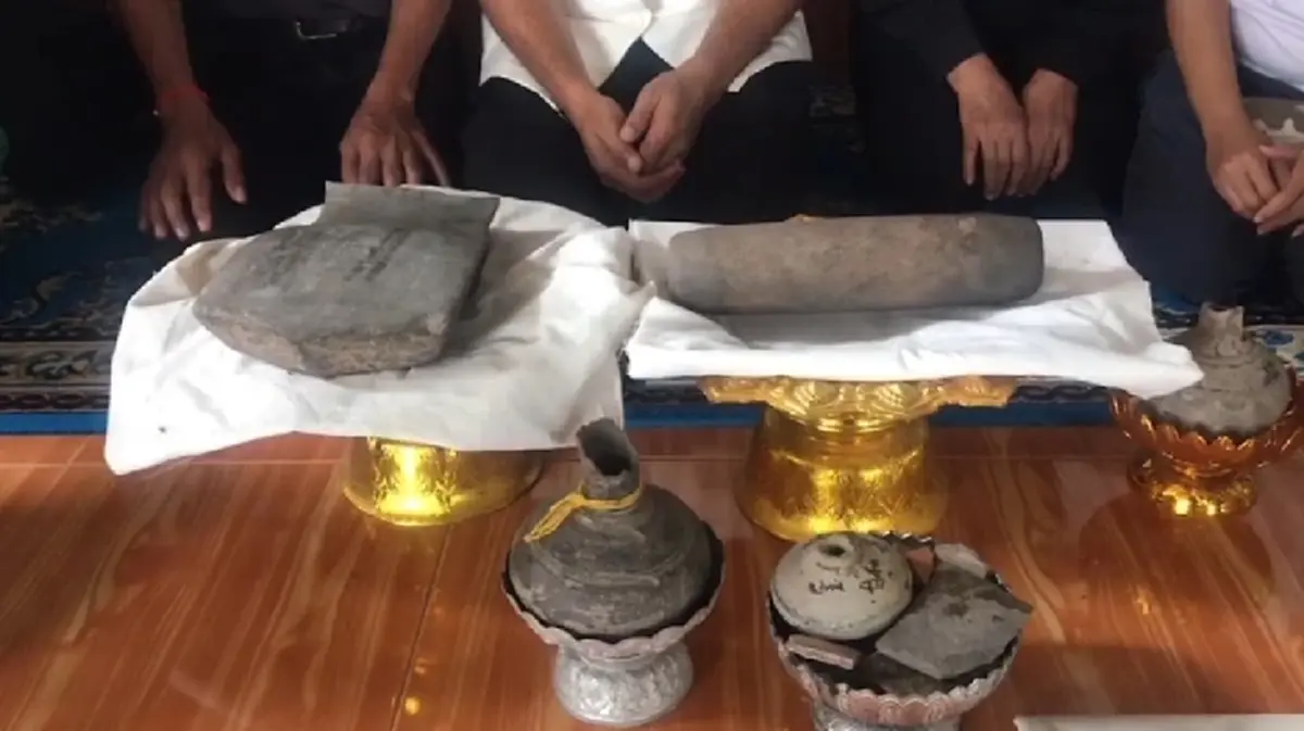 องค์ลงกลางสายฝน กรีดร้องห้ามกรมศิลปากร ย้ายหินโบราณสุรินทร์ 