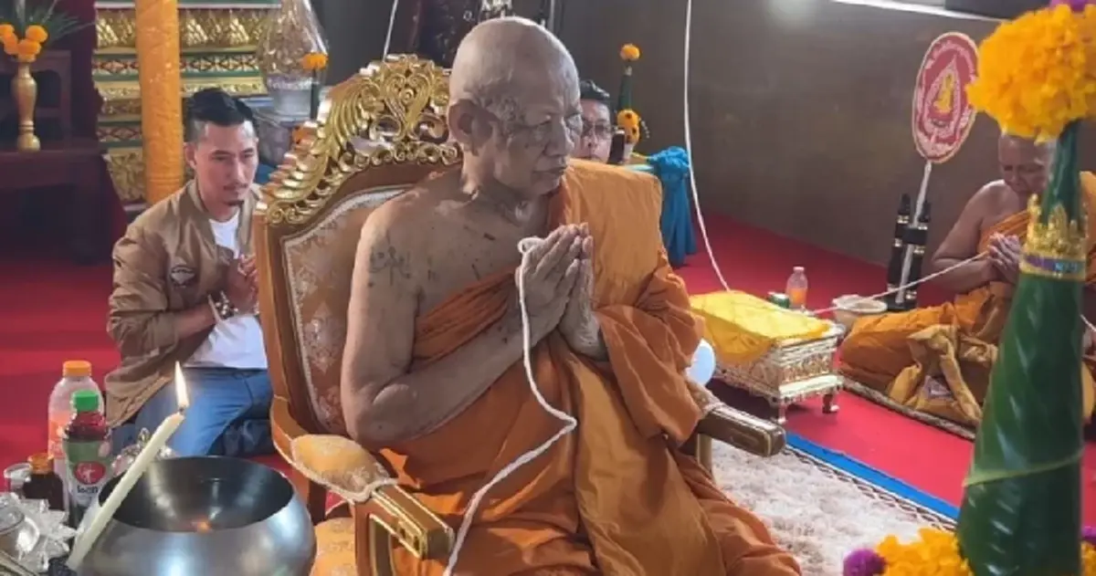 ขนลุก! พิธีปลุกเสกเหรียญ "รวย ชนะจน" เปิดเลขหางประทัด 10,000 นัด