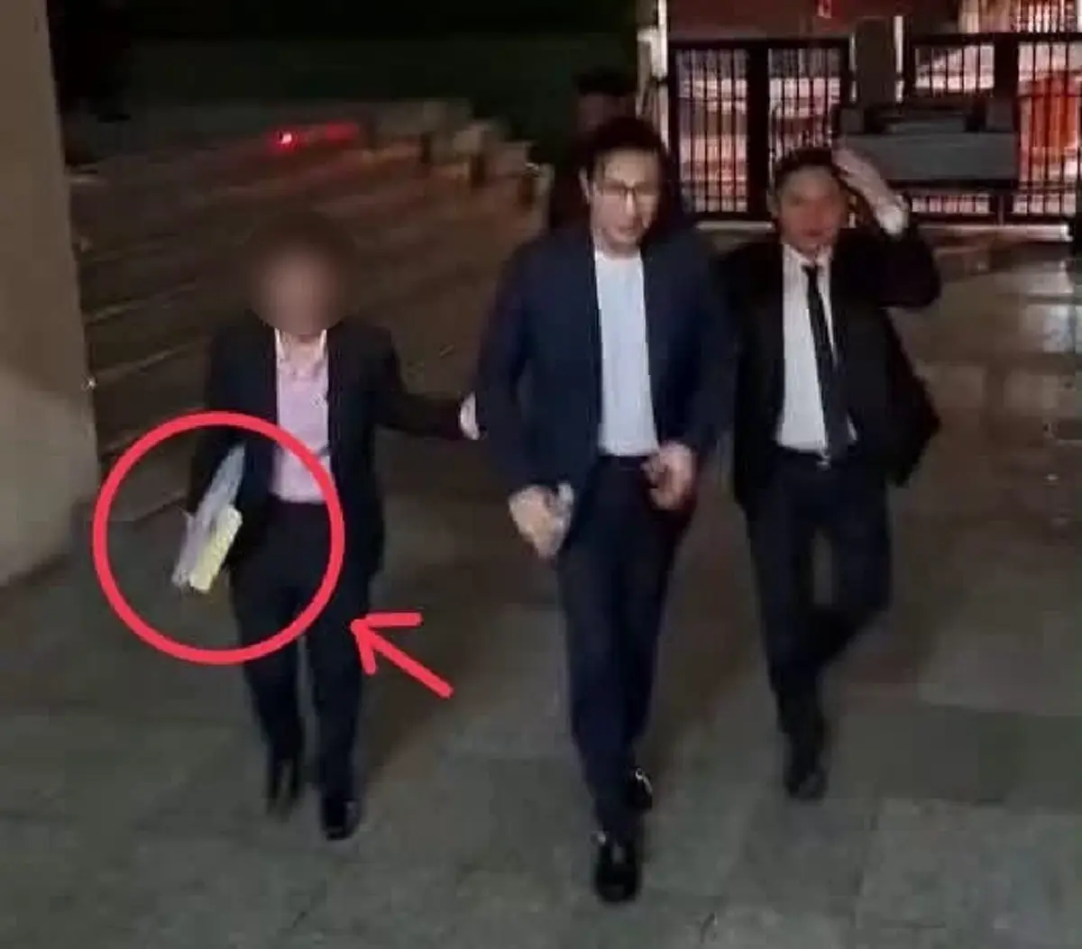 รู้แล้ว แฟ้มปริศนาที่ นุช สาวมั่วบ้านงาน ถือไว้ในมือคืออะไร