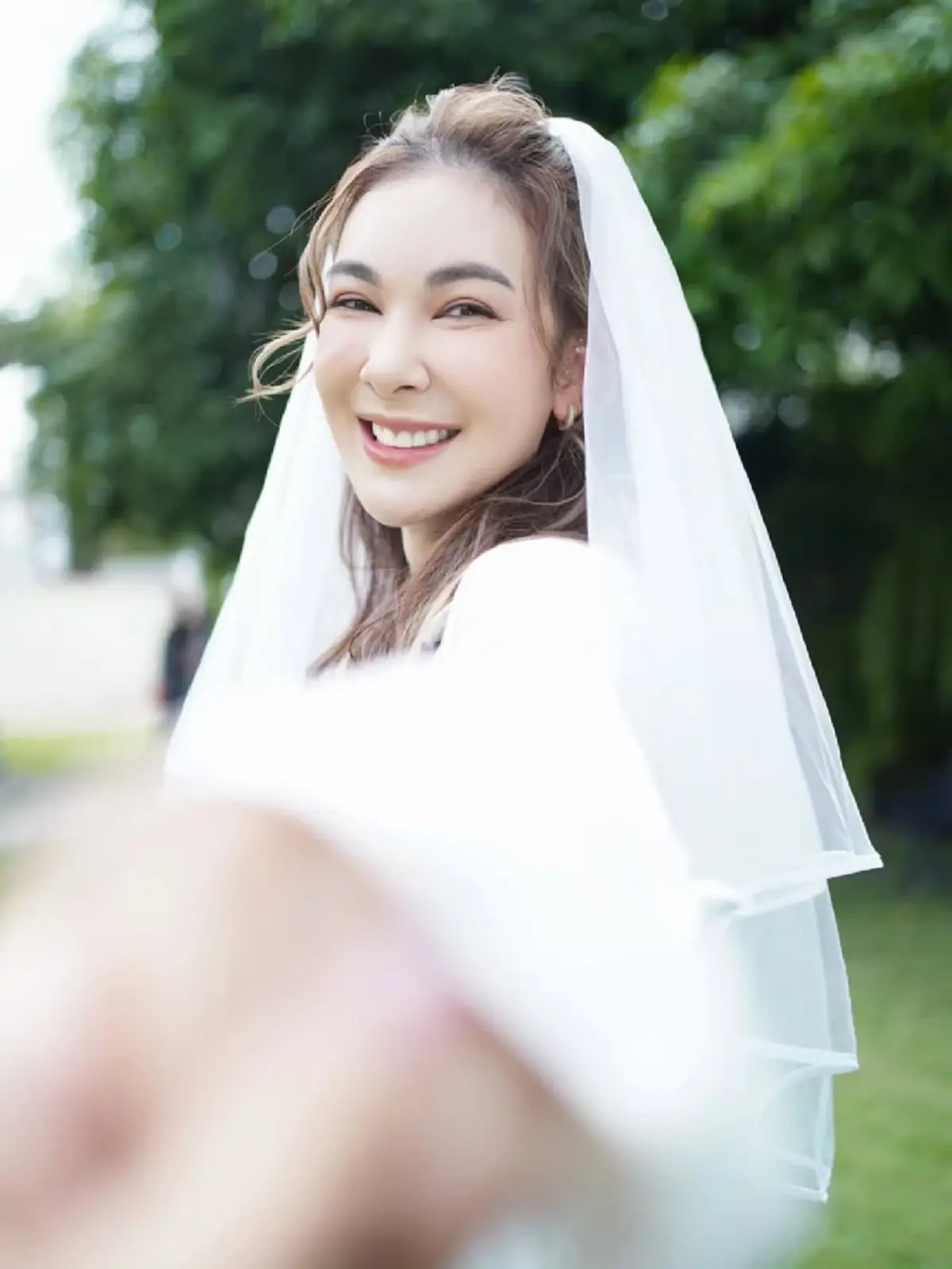 แฟนๆลุ้นหนักมาก  แบงค์ พชร ลงภาพ โบว์ เบญจวรรณ ในลุคเจ้าสาว