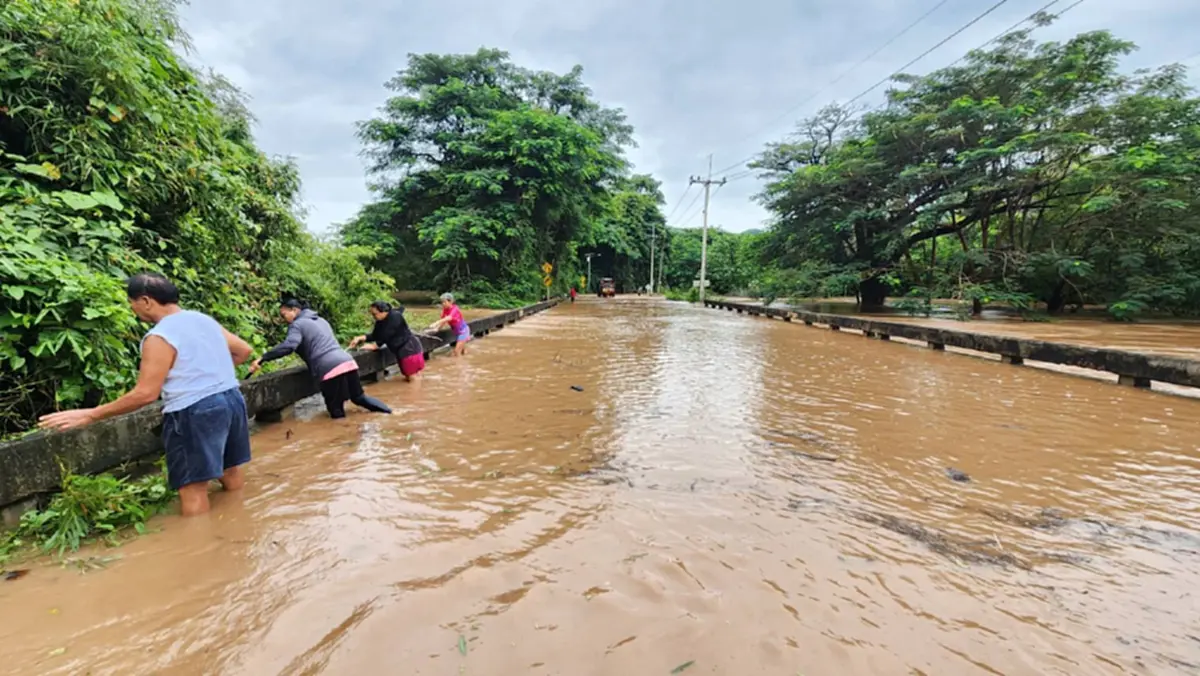 ฝนตกหนักเขาใหญ่ ทำ น้ำทะลักท่วมหมูสี สั่งปิดการสัญจร