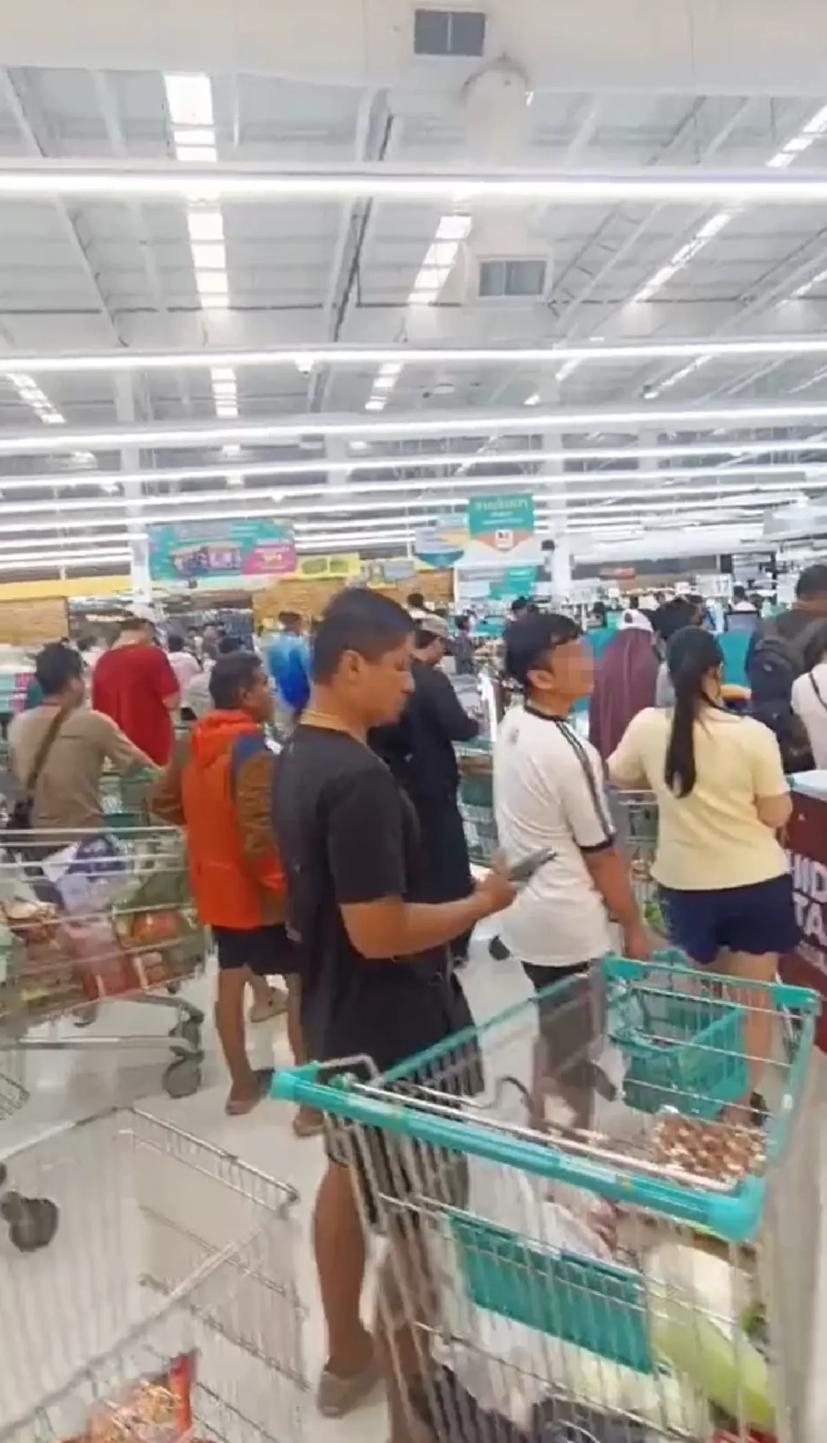 คนกรุงฯต้องรอด แห่ตุนเสบียง สู้ฝนถล่มหนัก น้ำท่วมอ่วม