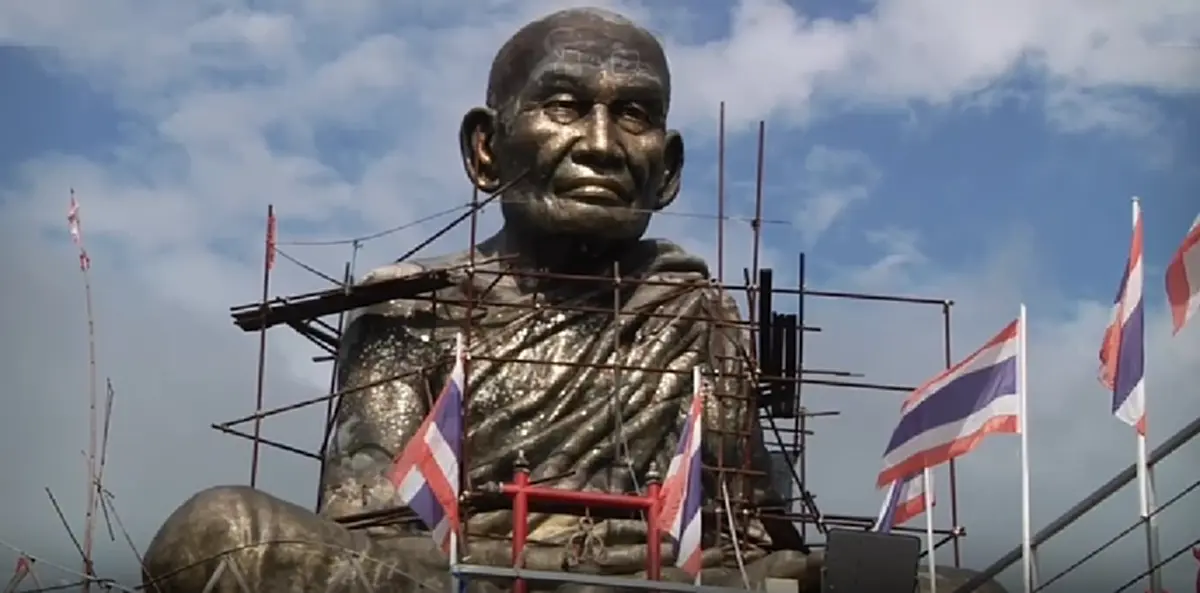 ถูกหวยรับแสน! ครอบครัวขนหัวหมู 100 หัวแก้บน "หลวงพ่อเคลือบ"