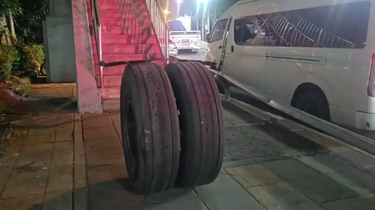 ระทึกกลางถนน! ล้อพ่วง 18 ล้อหลุดเหินข้ามเกาะกลาง อัดรถตู้พังยับ