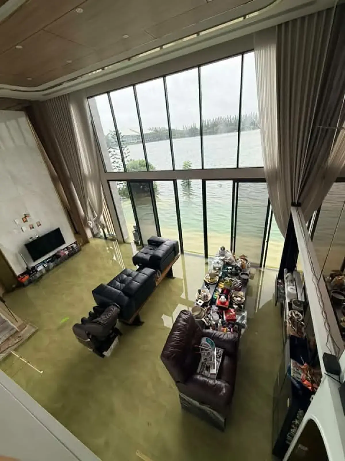 บ้าน 100 ล้าน ริมทะเลสาบ น้ำท่วมสูงกว่า 3 เมตร เจ้าของต้องอพยพด่วน