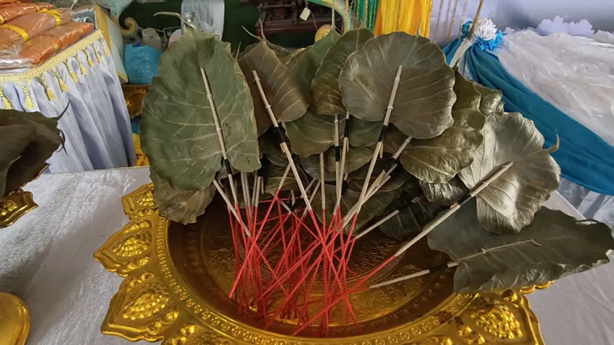 สุดซึ้ง! งานศพเรียบง่าย ใช้ใบโพธิ์แห้งแทนดอกไม้จันทน์