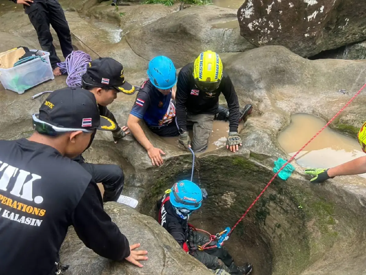 สลดภูแฝก! ชาย 35 หาของป่าตกแอ่งน้ำวนดับ กู้ภัยกู้ร่างลงเขา