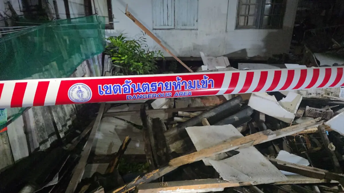 บ้านไม้เก่าถล่มทับตาวัย 70 เพื่อนบ้าน กู้ภัยช่วยเหลือ รอดหวุดหวิด 