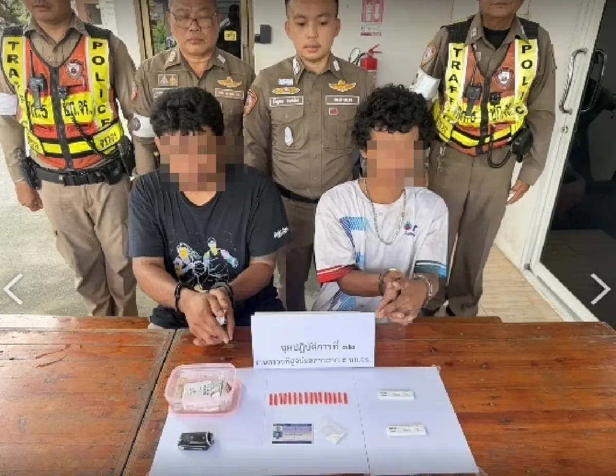 โป๊ะคาด่านควันดำ! รวบ 2 หนุ่ม ยึดยาบ้า 80 เม็ดพร้อมไอซ์ ฉี่ม่วงยกคัน