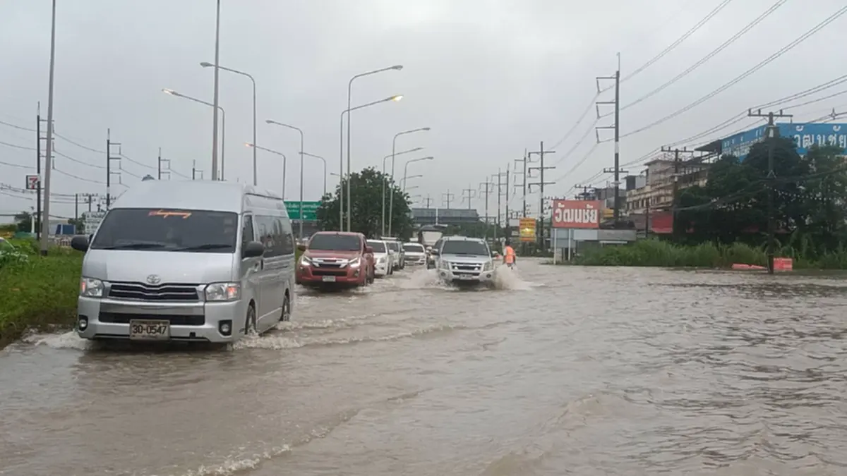 จราจรอัมพาต ฝนตกหนักท่วมถนนสาย 304 กบินทร์บุรี