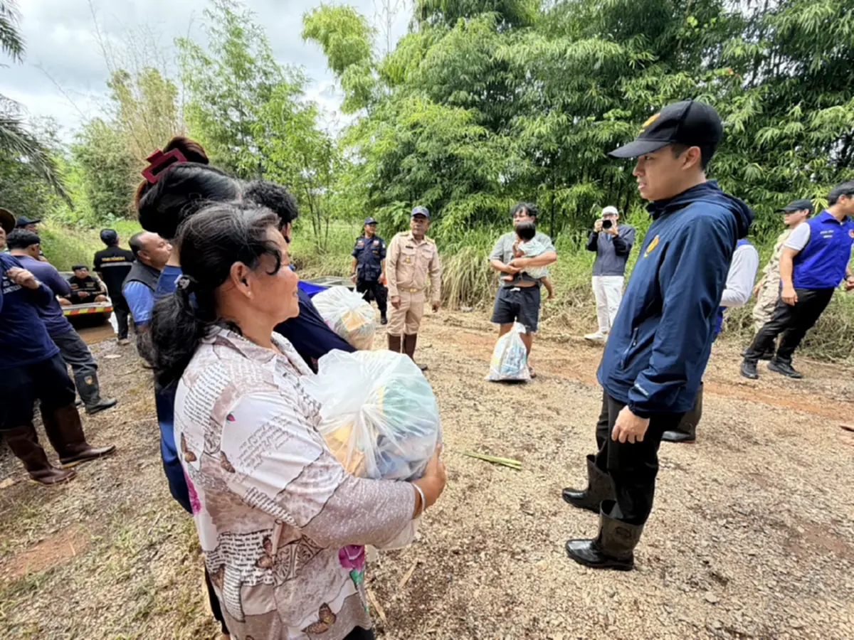 ส.ส. ภูมิใจไทยตราด ลุยน้ำท่วมขนถุงยังชีพช่วย 400 หลังคา