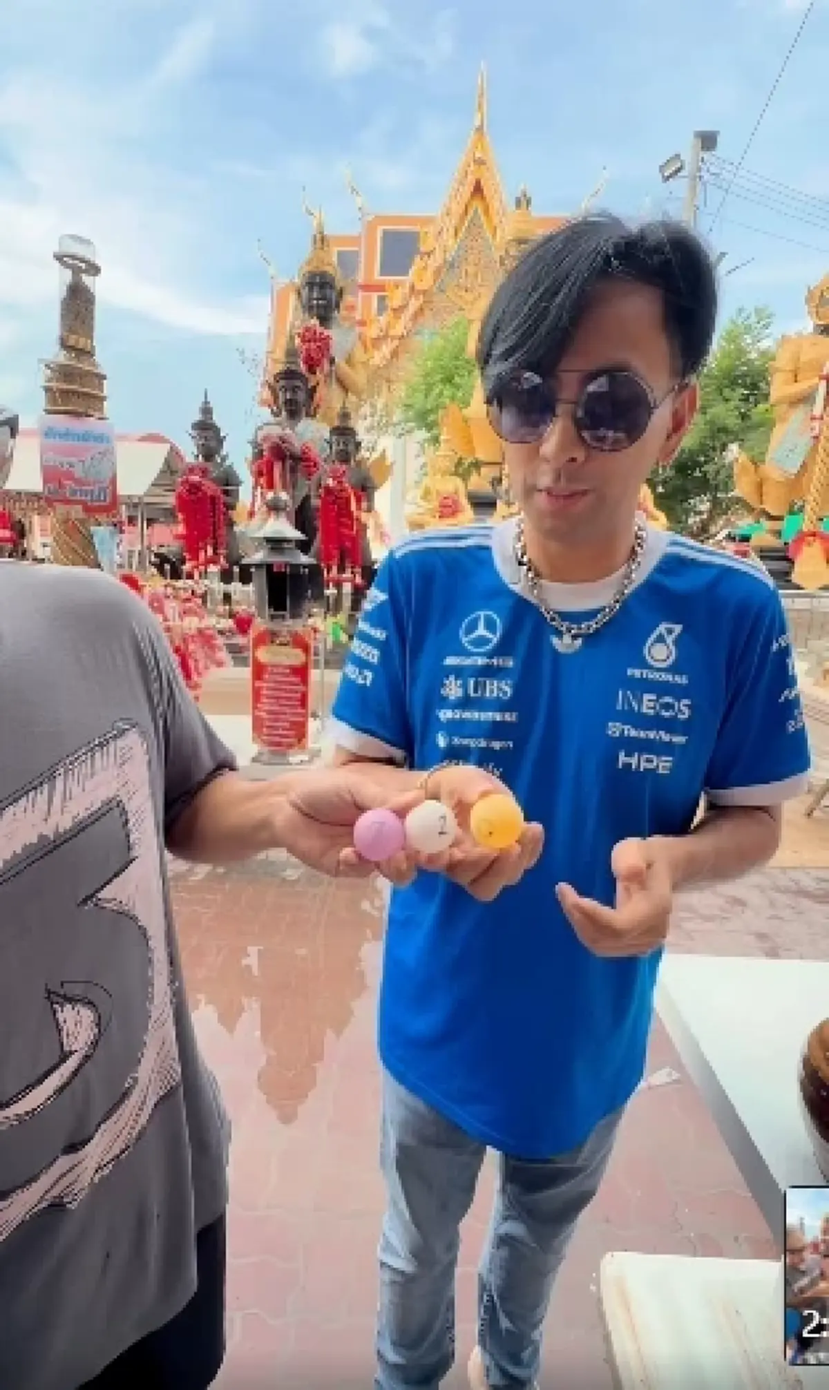 บอล เชิญยิ้ม จุดเลขธูป-ล้วงไหเลขมงคล ฮือฮาได้เลขใกล้เคียงกัน