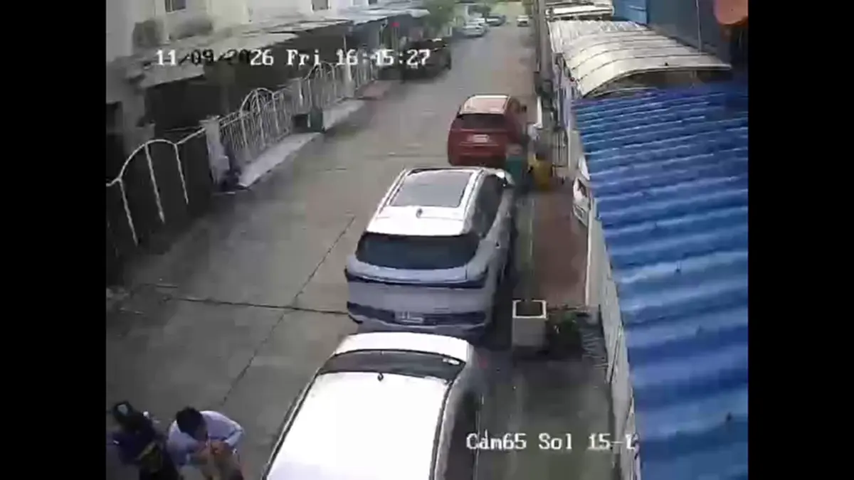 ทนายกร่าง! รัวหมัดต่อยสาวตาปิด โยนขวดน้ำปลาใส่ต่อหน้าลูก