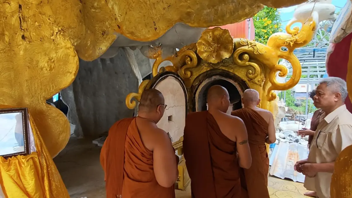 สุดซึ้ง! งานศพเรียบง่าย ใช้ใบโพธิ์แห้งแทนดอกไม้จันทน์