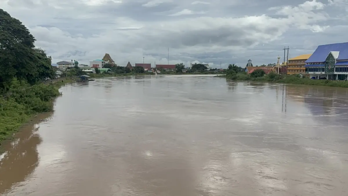 อ่างทองระทึก! ฝนตกหนักน้ำรอระบาย โรงเรียนประกาศหยุด 1 วัน
