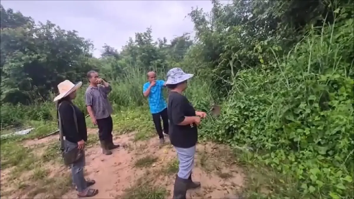รถดูดส้วมมักง่ายทิ้งปฏิกูลริมทางอุดรฯ ฝนตกขี้ทะลักท่วมถนน