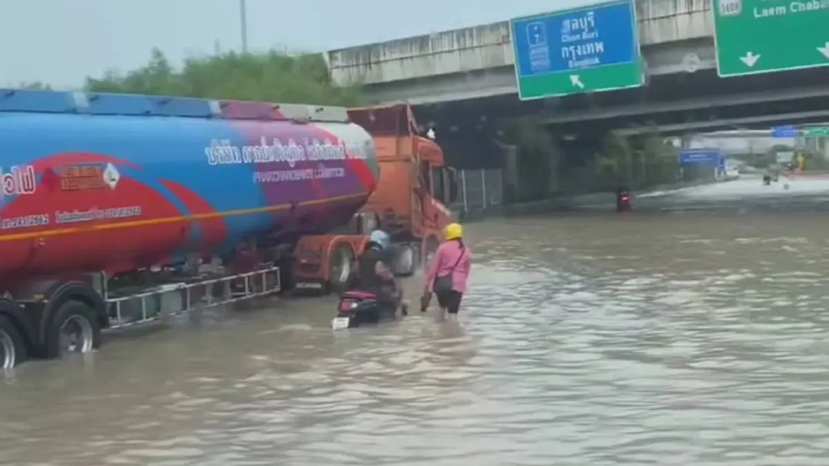 ศรีราชาอ่วม! ฝนถล่ม ทล.331 หน้าปิ่นทอง 1 ท่วมสูงเตือนรถเล็ก