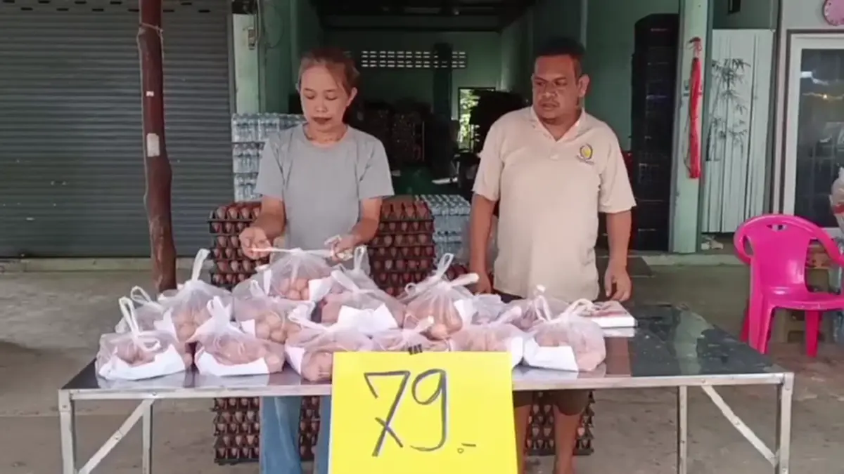 แม่ค้าใจดี! อุทัยธานีลดราคาไข่ไก่แผงละ 79 บาท ช่วยชาวบ้าน