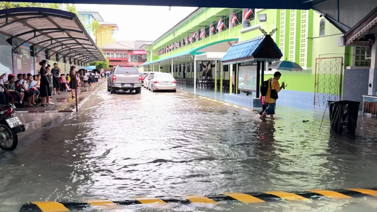 ฝนถล่มชัยนาท น้ำท่วมถนนหลายจุด โรงเรียนดังประกาศหยุดเรียนฉุกเฉิน
