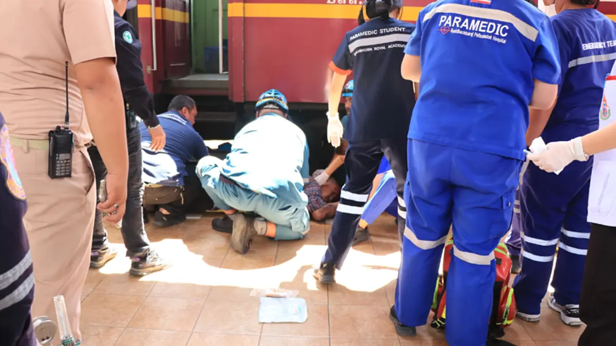 ระทึกสถานีรถไฟพิษณุโลก ชายปริศนามุดใต้ขบวนรถเจ็บสาหัส