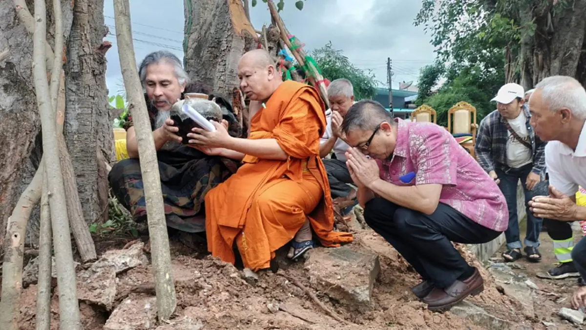 ฮือฮา เลขธูปเด่นพิธีค้ำโพธิ์ค้ำไฮ ต้นโพธิ์ยักษ์ 159 ปีล้มกลางวัด