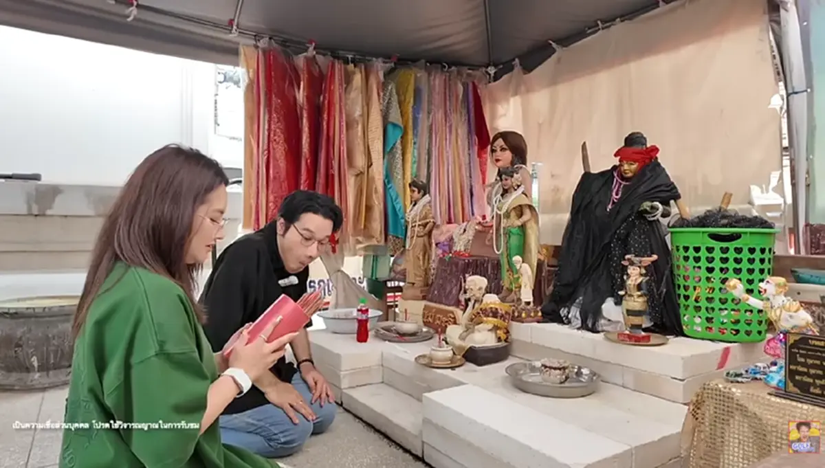 "หมอปลาย" ขอโชคพี่กุมารวัดดัง เขย่าเซียมซี ก่อนล้วงไห ได้เลขมงคล