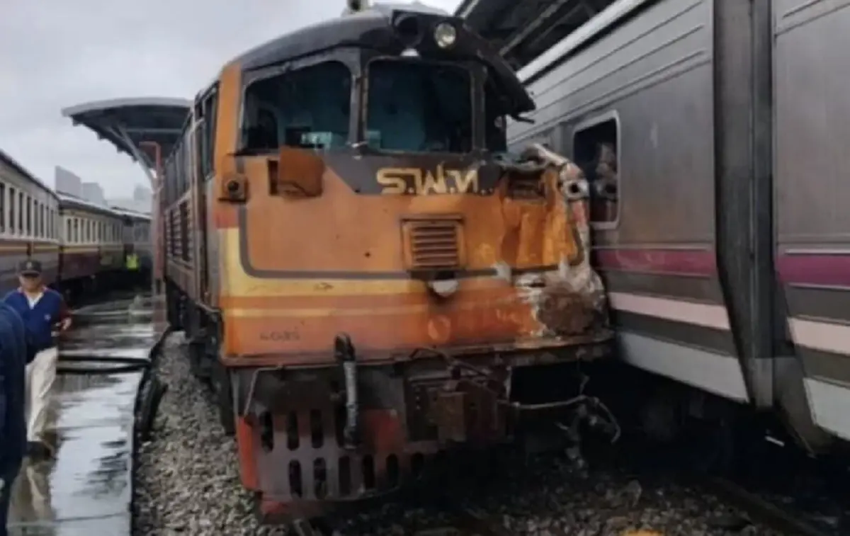 เกิดอุบัติเหตุรถไฟชนกันย่านบางซื่อ หัวจักรพุ่งเฉี่ยวขบวนรถนอน