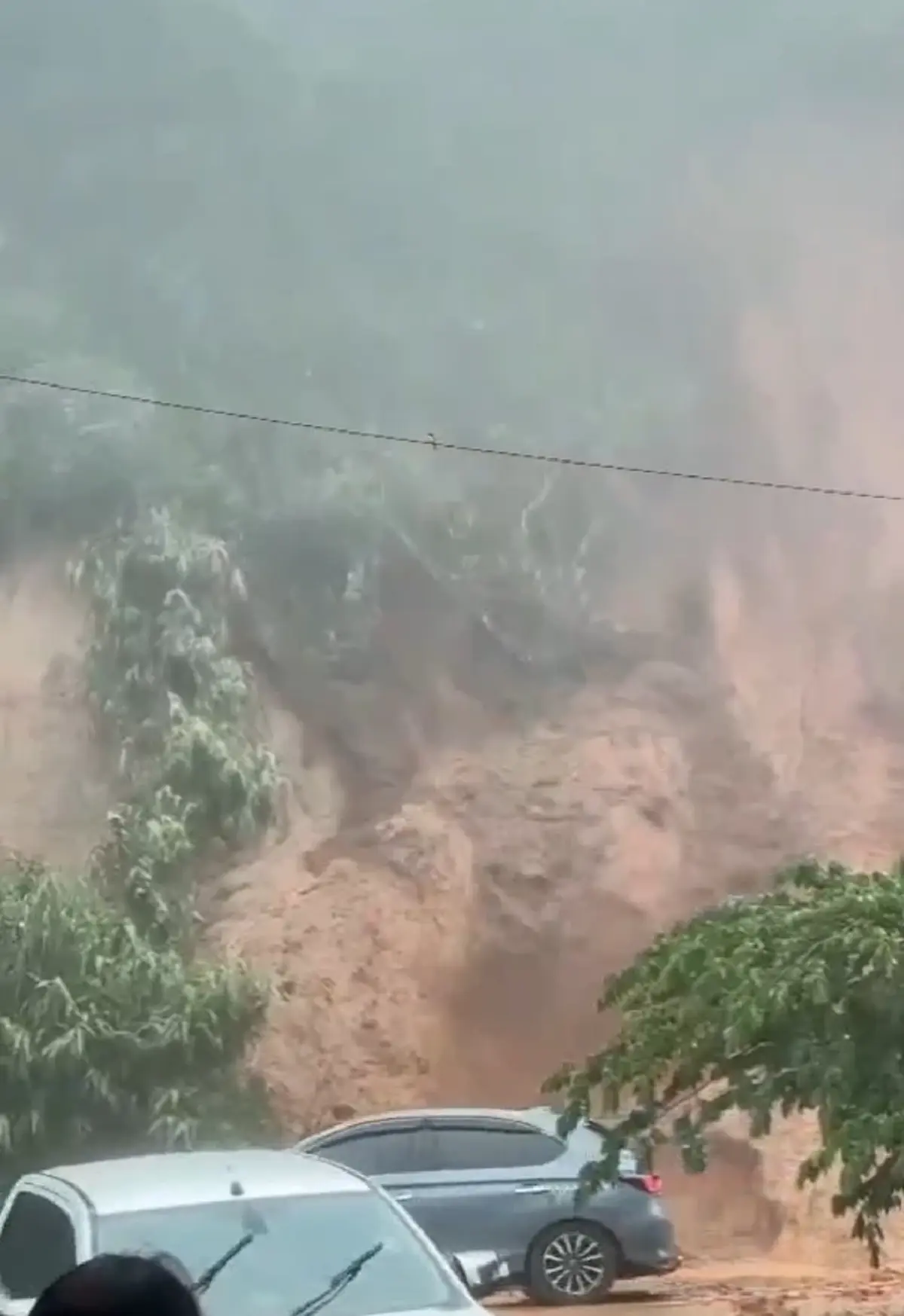 นาทีระทึก ฝนหนักถล่มตาก ดินภูเขาสไลด์ลงถนน หนีตายจ้าละหวั่น