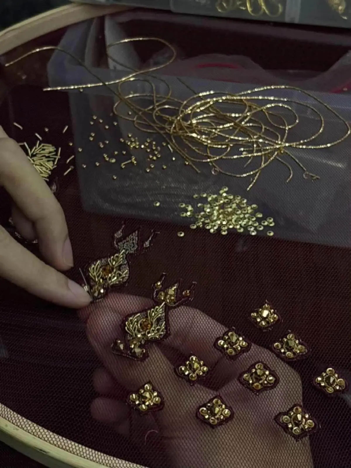 ขนลุก เจาะดีเทลชุดรับมง เนเน่ รอยัล เบื้องหลังไม่ธรรมดา