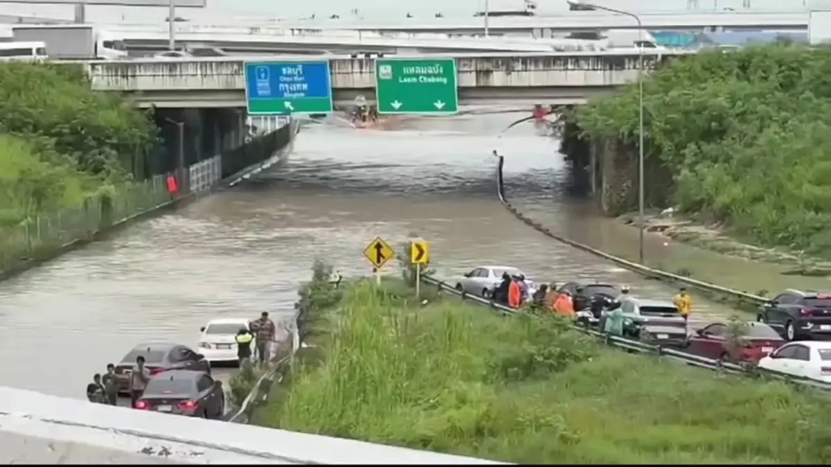 ศรีราชาอ่วม! ฝนถล่ม ทล.331 หน้าปิ่นทอง 1 ท่วมสูงเตือนรถเล็ก