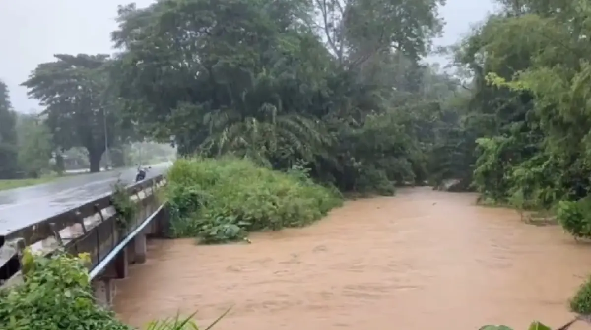 ด่วน! ฝนตกหนักน้ำป่าทะลักเขาชะเมา ท่วมบ้าน-สวนพังยับ!