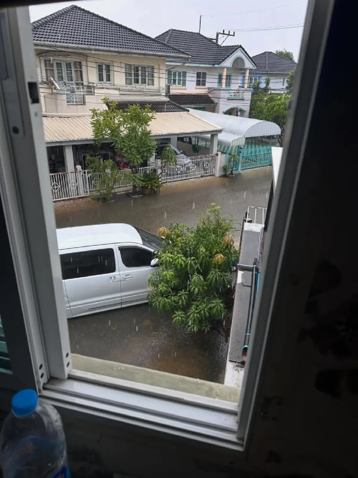 ตลกชื่อดัง โพสต์คลิปเปิดบ้านเจอวิกฤตน้ำท่วม ระดับน้ำสูงถึงเข่า