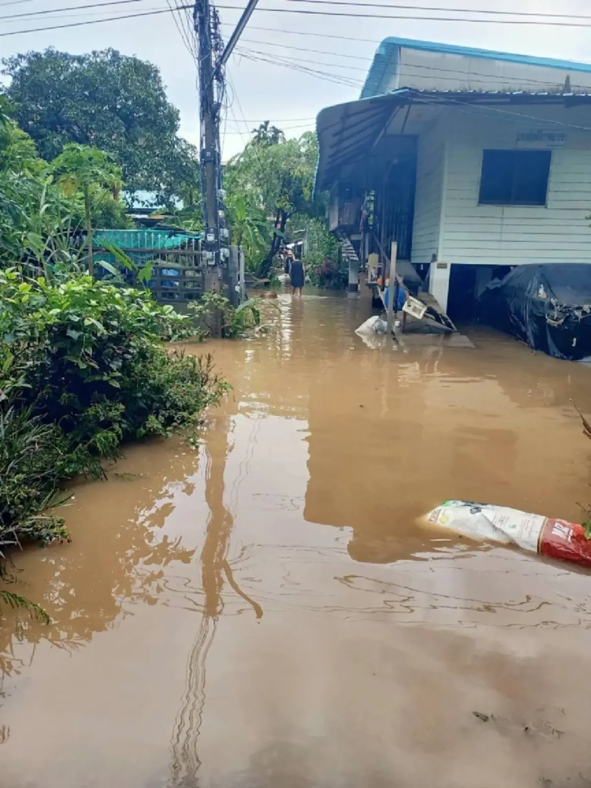 มวกเหล็กวิกฤตหนัก เร่งตัดไฟ-ส่งเรือท้องแบนอพยพด่วน!