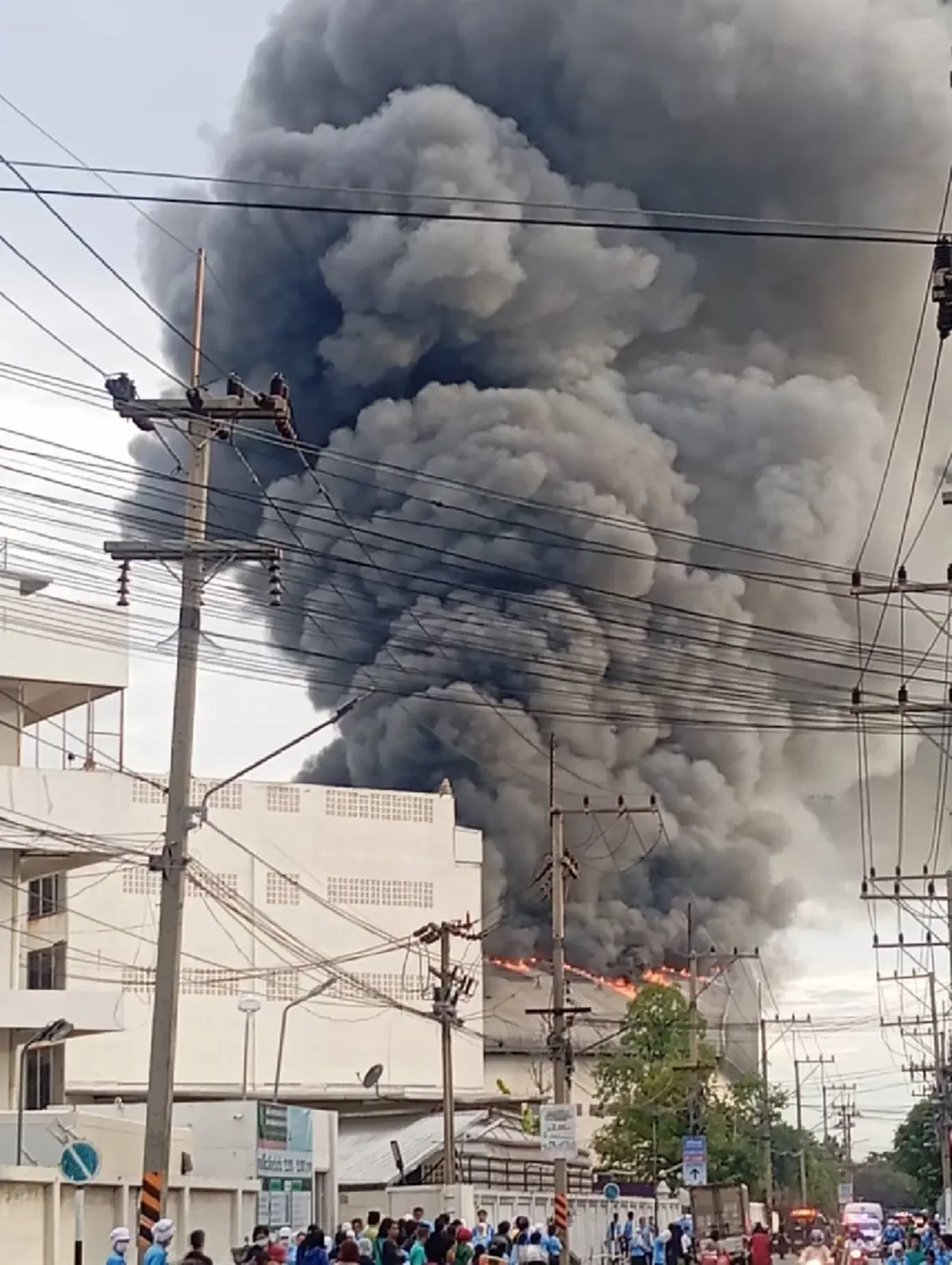 ควันดำพวยพุ่ง ไฟไหม้โรงงานผลิตขนมรายใหญ่ เสียหายหลายสิบล้าน
