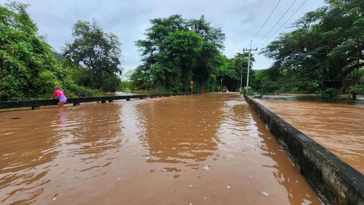 ฝนตกหนักเขาใหญ่ ทำ น้ำทะลักท่วมหมูสี สั่งปิดการสัญจร