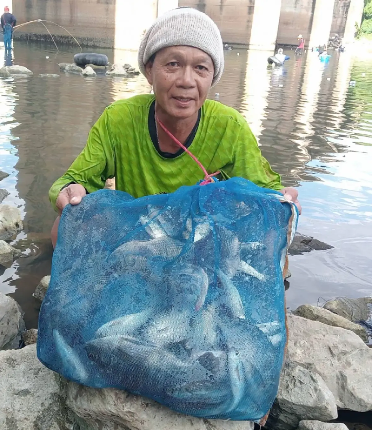 ชาวบ้านกาฬสินธุ์ ปิดเขื่อนลำปาว แห่ล่าปลาหมอคางดำ หวั่นลามหนัก