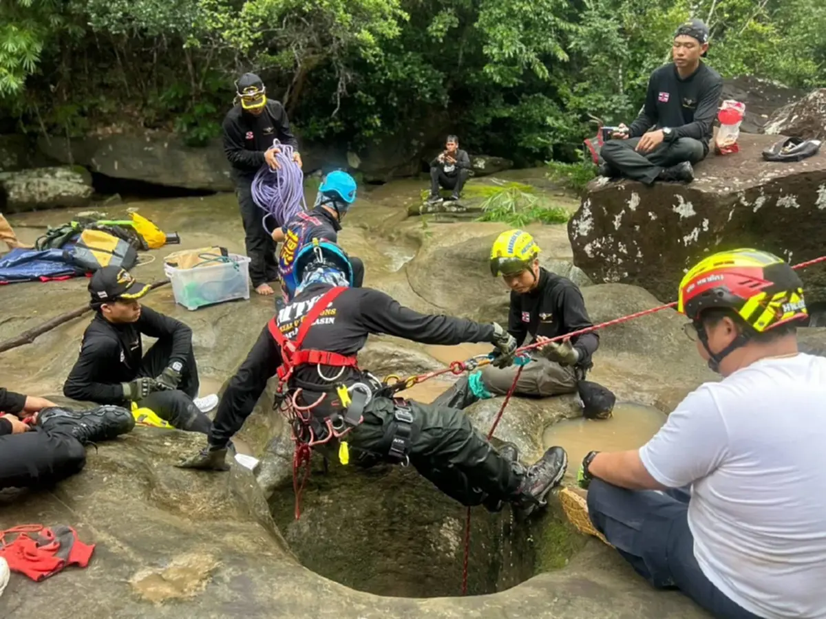 สลดภูแฝก! ชาย 35 หาของป่าตกแอ่งน้ำวนดับ กู้ภัยกู้ร่างลงเขา