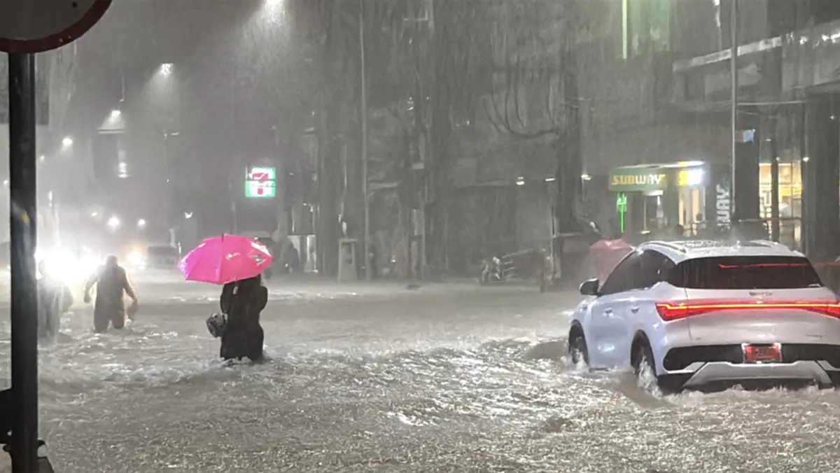 พัทยาอ่วม! ฝนตกหนักน้ำท่วมสูงกว่า 1 เมตร ขยะ-รถลอยเกลื่อน